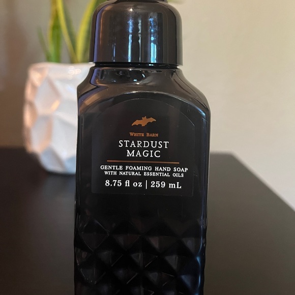 Bath & Body Works Spooky Skeleton Foaming Hand Soap Holder - Glows in the dark! - Picture 6 of 7